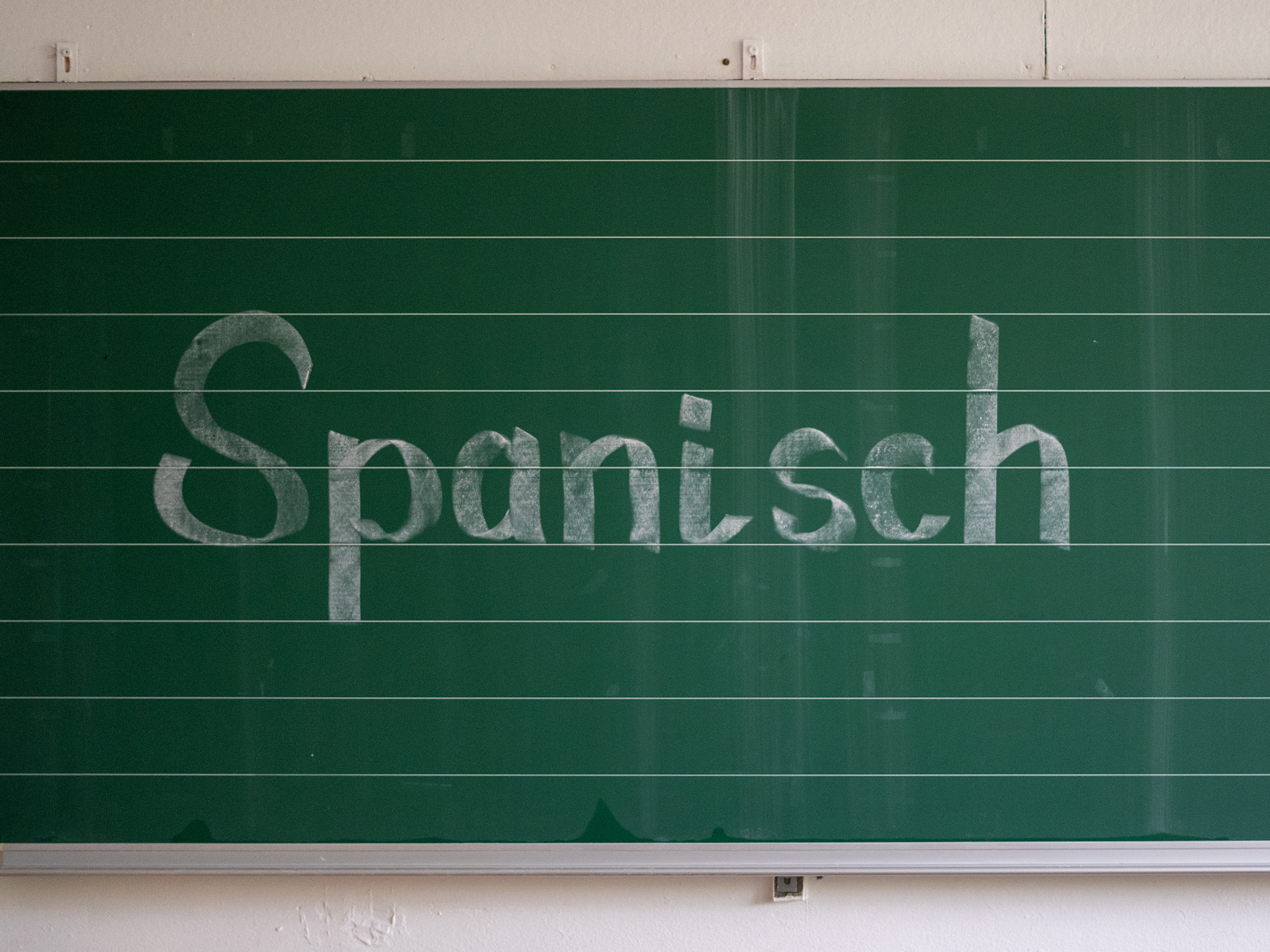 Tafel, auf der das Wort "Spanisch" steht