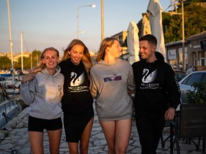 Gruppenfoto von vier Jugendlichen auf Abi-Fahrt in Abi-Merch