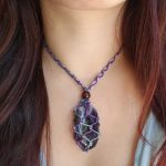 Ametyst med fargerik justerbart macrame anheng