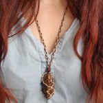 Tigerøye med fargerik justerbart macrame anheng - Bilde 2