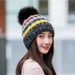 Kvinners svart varm vinter beanie med pom