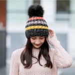 Kvinners svart varm vinter beanie med pom - Bilde 2