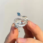 Slange med blått øye ring av Stainless Steel