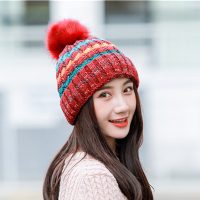 Rød varm vinter hatt med pom