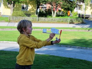 Tre Kronor flyger i sensommarkvällen