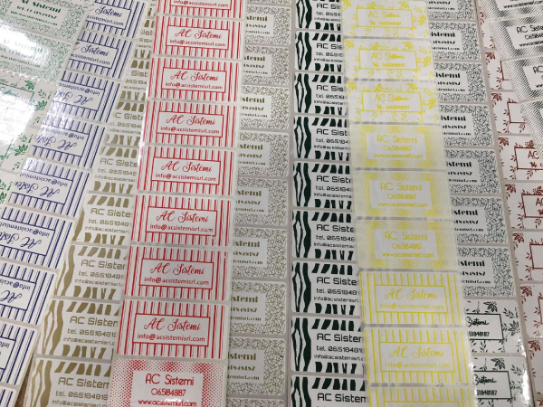 etichette in polipropilene stampate a trasferimento termico con nastri colorati