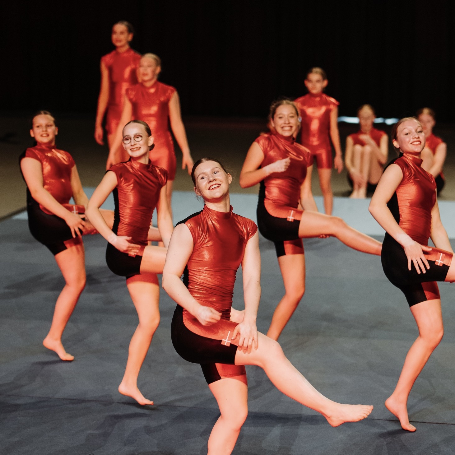 glad kvinde danser med sit hold