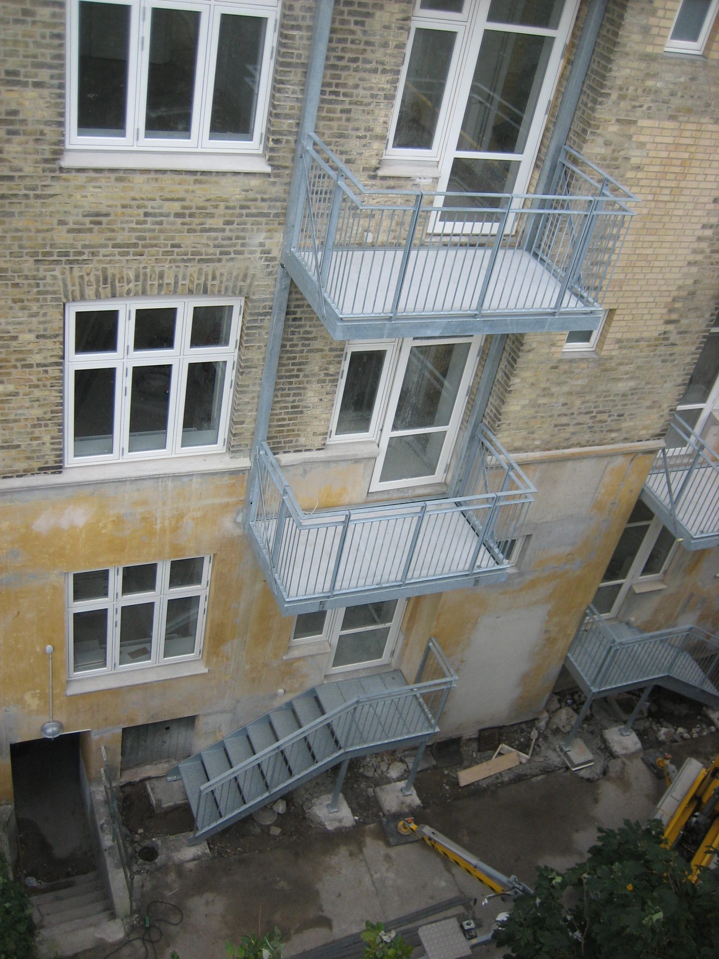 Levering og montering af 8 altaner med fiberbetondæk og 2 skridsikre trapper. Alt er varmforzinket. Baldersgade, København.
