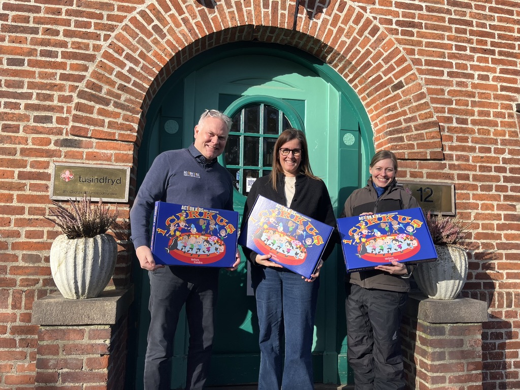 Thomas Fedder, far til Action Kids, overrækker Cirkuskassen til leder af Børnehaven Tusindfryd, Louise Voss Vestergaard og pædagog Lise Støve d. 14. februar 2025. Foto: Action Kids.