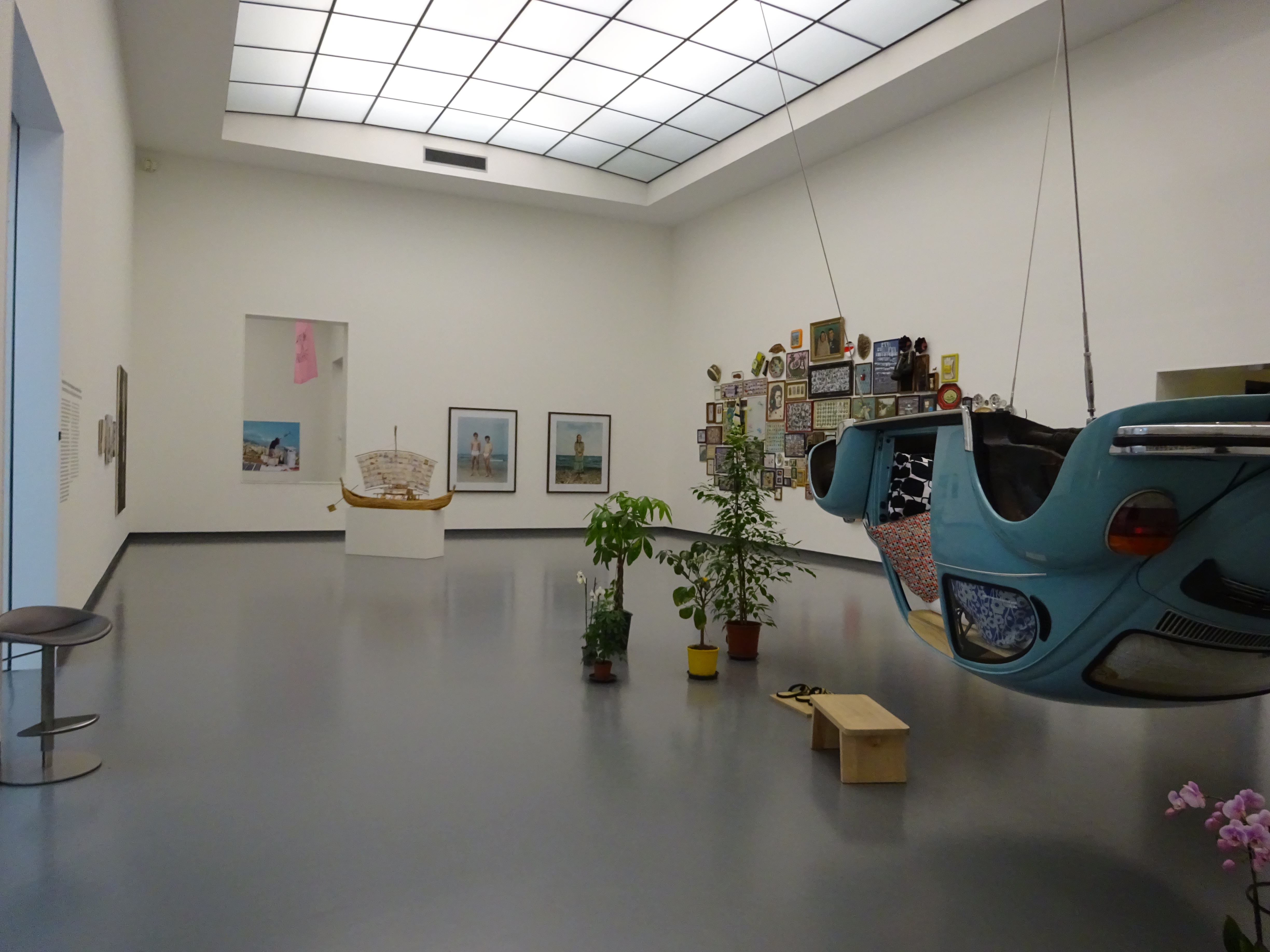 Zaaloverzicht tentoonstelling Er was eens… de collectie nu in het Van Abbemuseum met de werken van Rineke Dijkstra. Rechts in beeld de Volkswagen van Kusolwong en daarachter op de muur de installatie Self-Heterotopia van Alptekin.