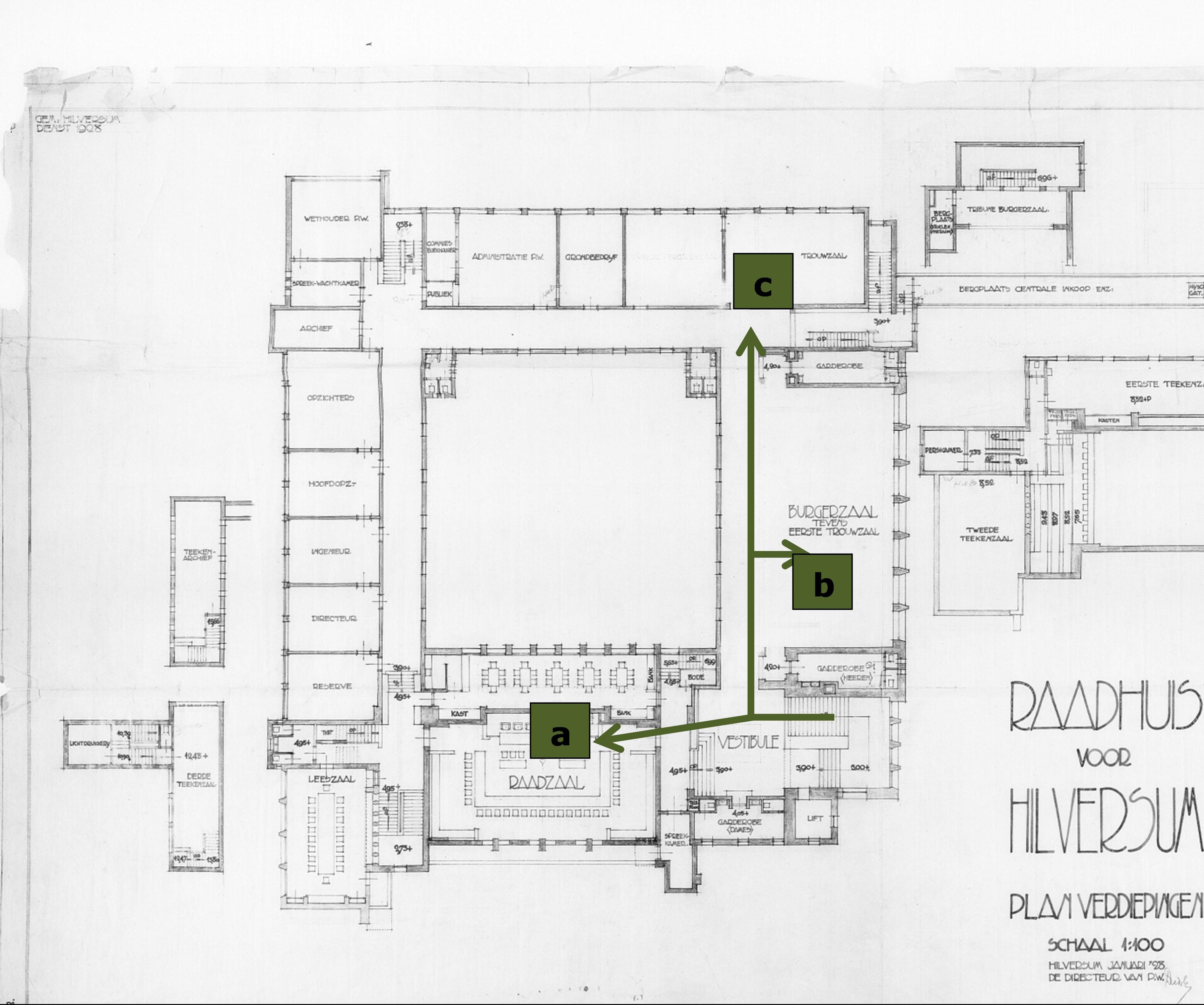 De plattegrond van de eerste verdieping van het hoofdgebouw met de raadzaal (zie a), de burgerzaal (zie b) en de trouwzaal (zie c), Streekarchief Gooi en Vechtstreek te Hilversum. Inventarisnummer SAGV169-2324.