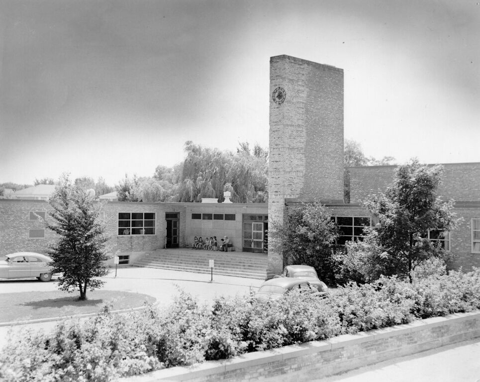 Crow Island School, 1945. (www.winnetkahistory.org)