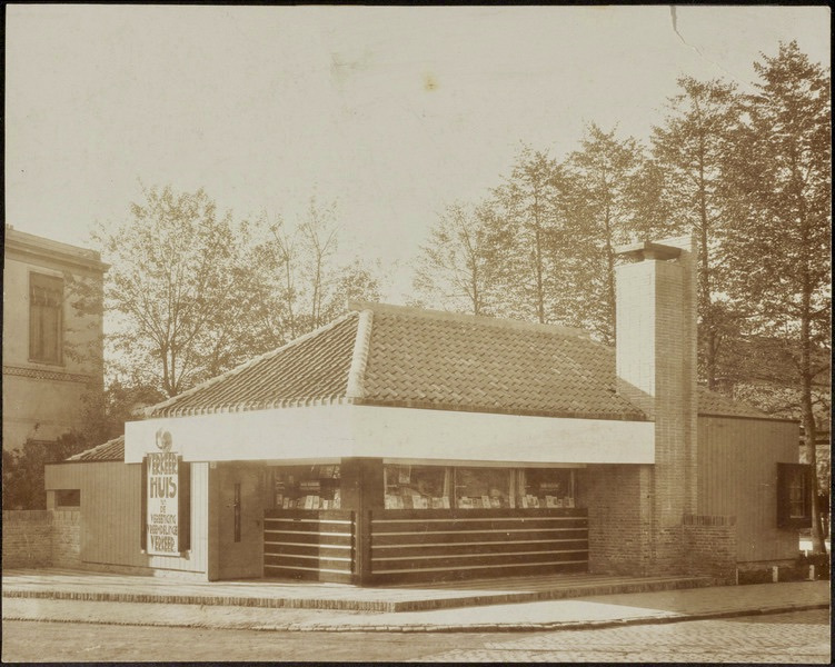 Vroege foto van het Verkeershuisje, 1920-er jaren [Het Nieuwe Instituut]