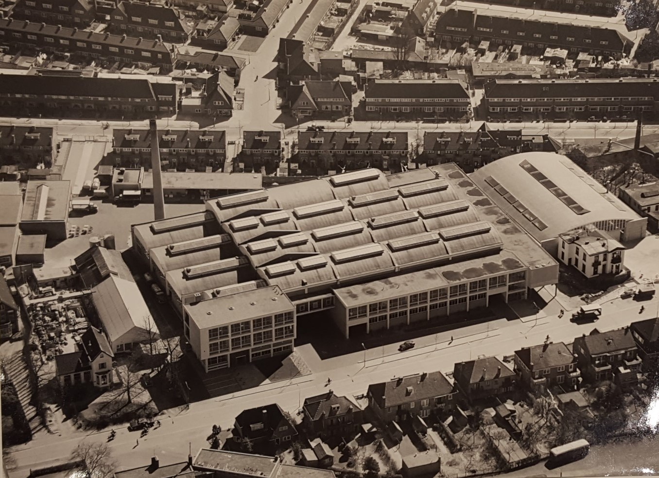De Melkfabriek vanuit de lucht, 1957. [Noord-Hollands archief]