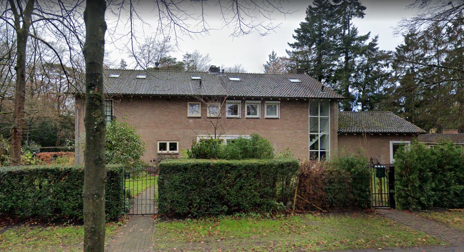 De dubbele villa gezien vanaf de 's-Gravelandseweg, 2020. [Google Streetview]