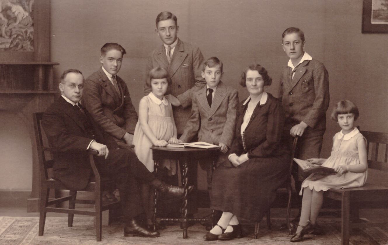 Het gezin Breebaart in 1931. V.l.n.r. Vader Leonard, Klaas, Ans, Marinus, Chris, moeder Maria-Sophia, Leo en Miep. [Privécollectie M. Vijlbrief]