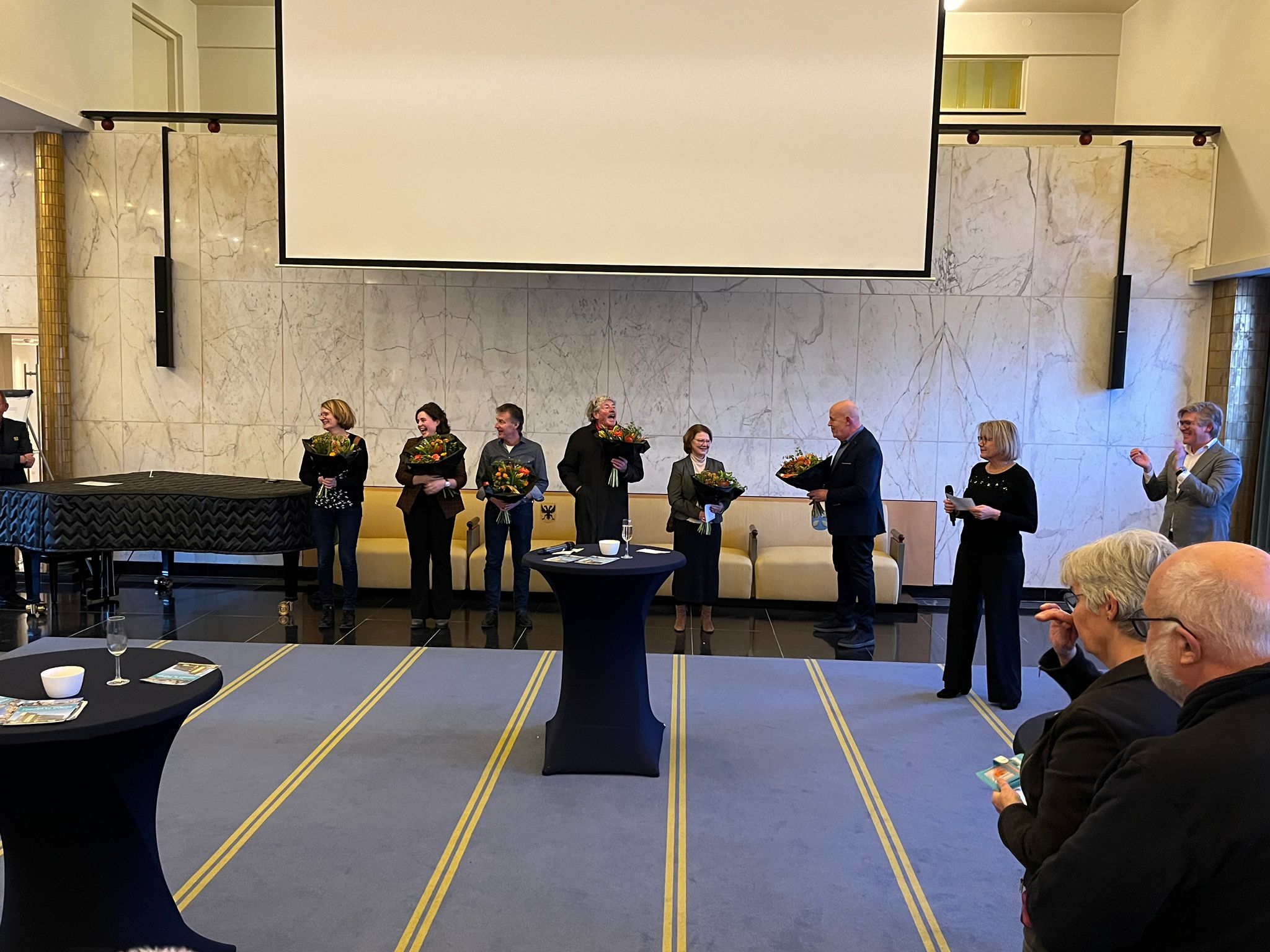 Bij de boekpresentatie en opening tentoonstelling in de Burgerzaal van het Raadhuis in Hilversum op 19 januari 2024.