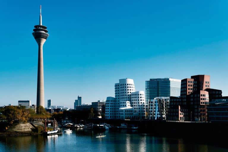 Düsseldorfer Skyline - Aufzugservice und Wartung für Wohnanlagen, Gewerbe und öffentliche Gebäude in Düsseldorf