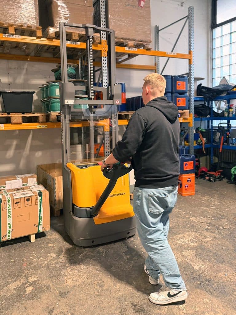 Monteur in Düsseldorf koordiniert das Lager für die Aufzugstechnik – Jobs bei Adomeit Aufzugservice