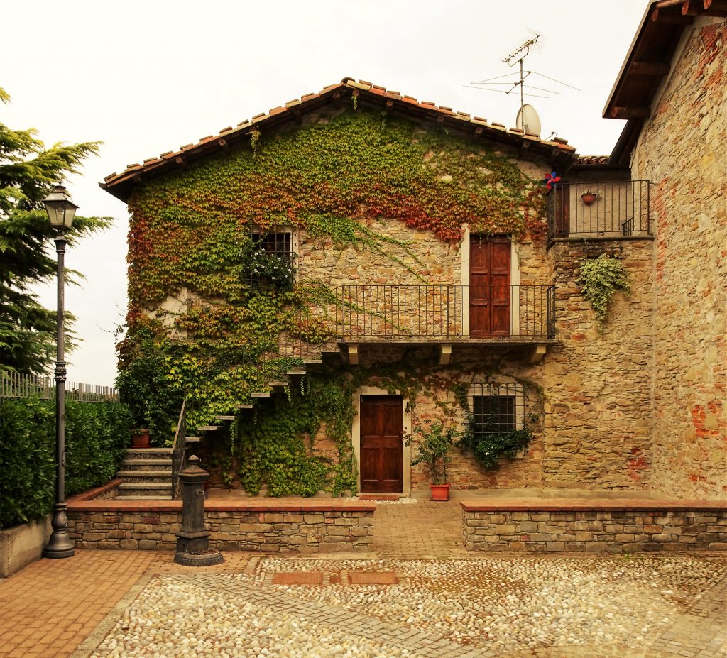 Piemonte – Charmante dorpsvilla met 2 appartementen en panoramische tuin