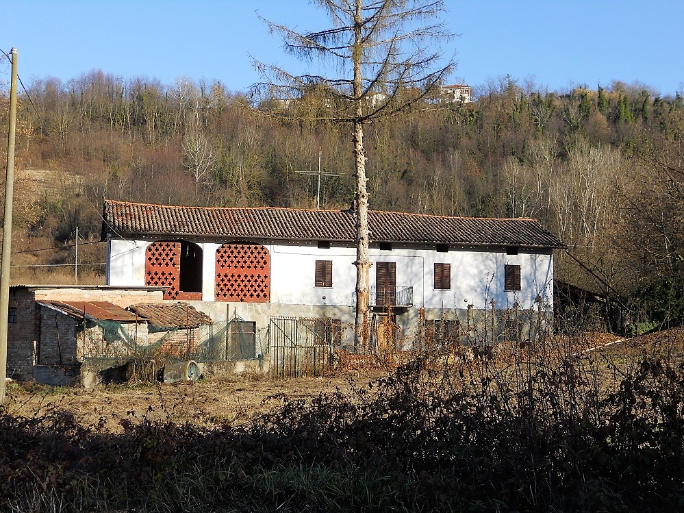 Te renoveren boerenwoning op het platteland van de Monferrato