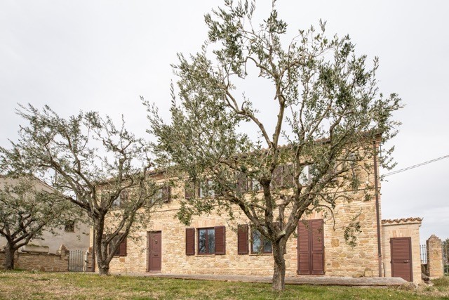 Le Marche: alleenstaand stenen huis in klein dorpje Le Marche: alleenstaand stenen huis in klein dorpje