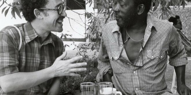 Ousmane Sembène mit Férid Boughedir beim Dreh von CAMERA D‘AFRIQUE im Jahr 1981 (@ collection F. Boughedir)