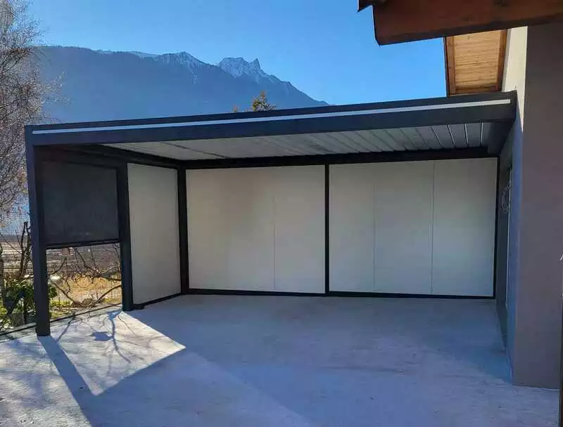 Pergola aluminium avec cloisons épaisses