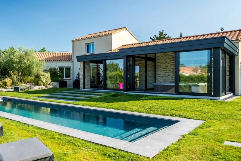 Aménager sa terrasse de piscine avec une Véranda moderne