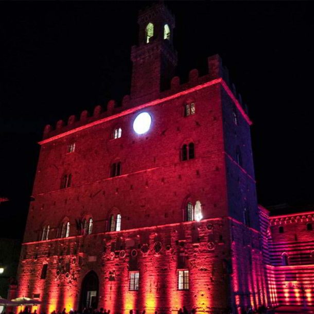 Übernachten Sie im Agriturismo Pratone und nehmen Sie an der Roten Nacht von Volterra teil