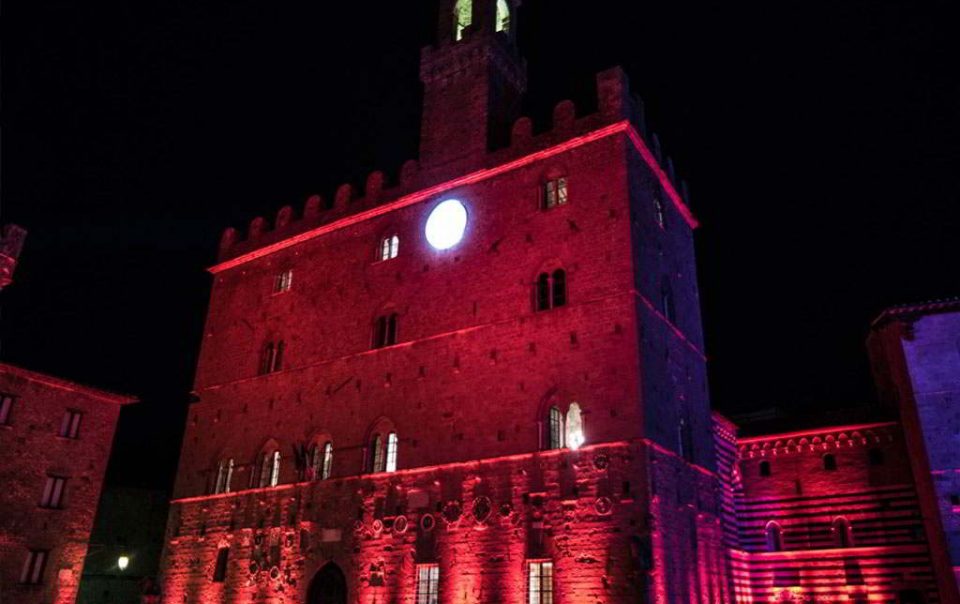 Übernachten Sie im Agriturismo Pratone und nehmen Sie an der Roten Nacht von Volterra teil