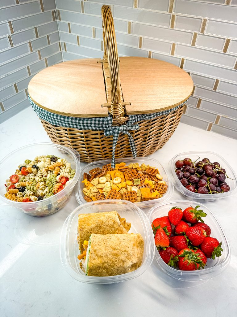 Rubbermaid TakeAlongs Picnic Basket