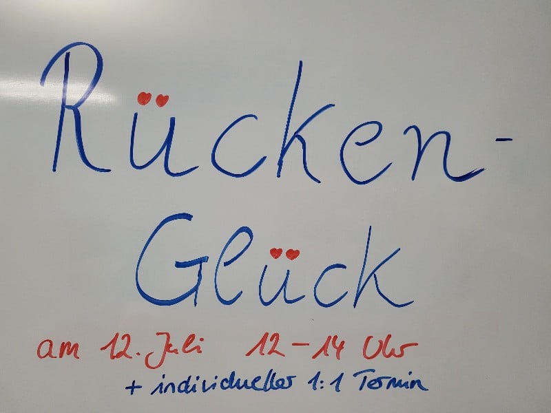 Photo von einem Whiteboard auf dem steht: Rücken-Glück, am 12. Juli 12-14 Uhr + individueller Termin
