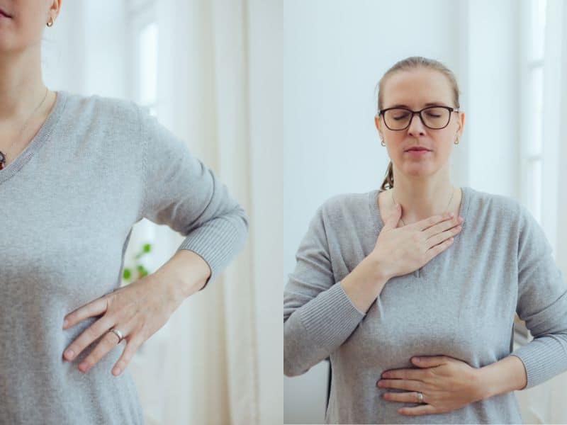 Hier wird die dreidimensionale Atmung in ihren Elementen dargestellt. Zwei Bilder sind zu sehen. Auf der linken Seite sieht man nur die linke Hälfte eines Frauenoberkörpers, die Hand ist auf die unteren Rippen gestützt, um die Atmung in die Seiten zu illustrieren. Auf dem rechten Bild sieht man den gesamten Oberkörper der gleichen Frau, eine Hand liegt auf ihrem Brustbein auf, eine vorne auf den unteren Rippen.