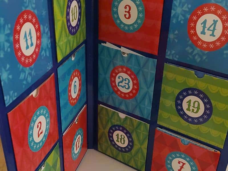 Ein buchartiger Adventskalender, den man aufstellen kann. Auf jeder Seite sind sechs kleine flachen Taschen, in denen jeweils kleine Bastelsätze sind.