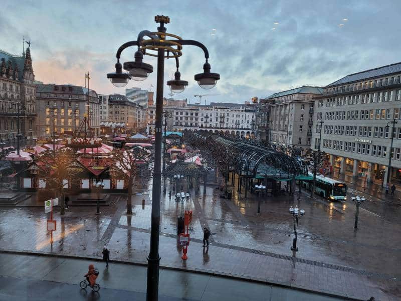 Blick auf den Hamburger Rathausmarkt. Noch sind die Weihnachtsmarkt-Buden aufgebaut.