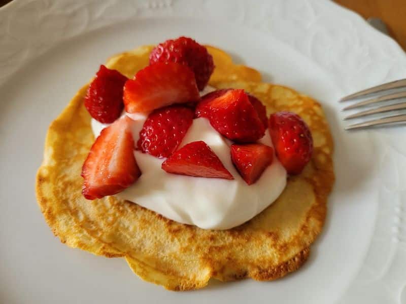 Ein Pfannkuchen mit Joghurt und Erdbeeren.