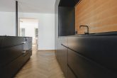 Altbau-Charme: Exklusive 5-Zimmer-Wohnung in der Marktstraße 24 in Dornbirn - Küche mit Blick ins Wohnzimmer