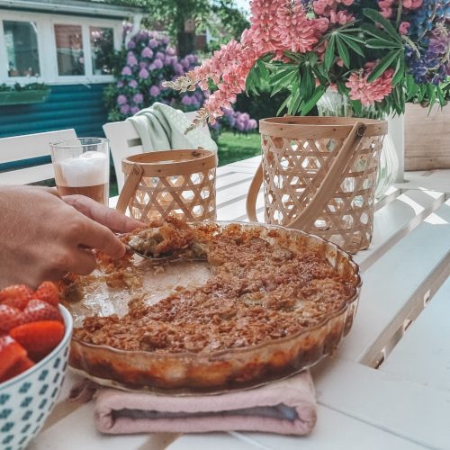 Knäckig rabarberpaj med jordgubbar