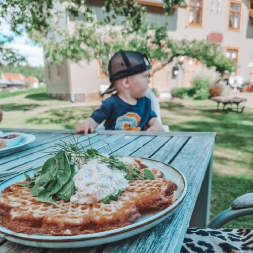 Fika längs Göta kanal på glasbruket i Borensberg