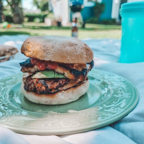 Grillad kycklingburgare med avokado