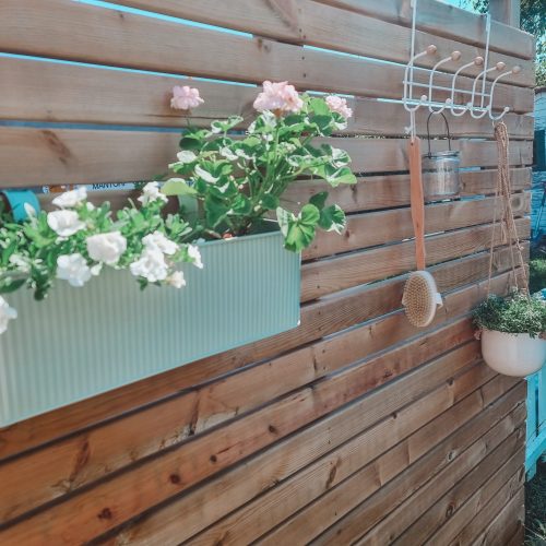 Dekorera plank i trädgården