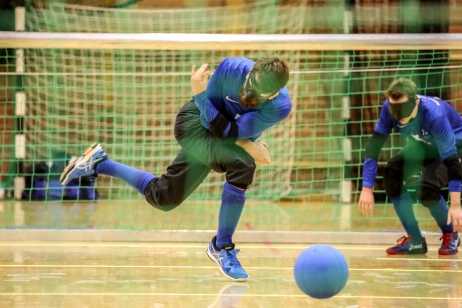 Mikael Åkerberg spelar goalball