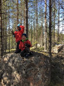 barn i skogen