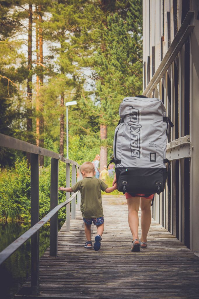 När man paddlat färdigt är det enkelt att släppa ut luften, packa ner brädan och tillbehören i väskan och sedan gå hem igen. 