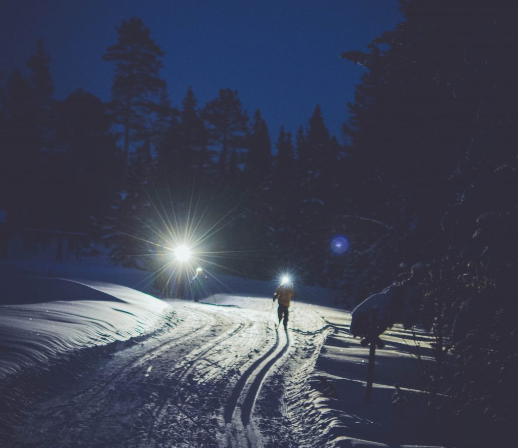 längdskidåkning med pannlampa