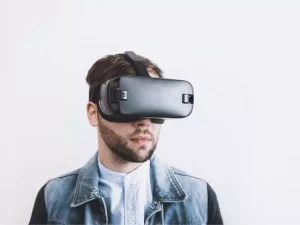 Akuna Writing Erfahrung Blog Bachelorarbeit Ghostwriter VR Mann Digital