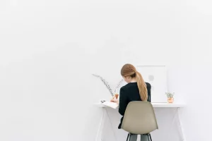 Ghostwriter Bachelorarbeit Frau schreibt minimalistisch