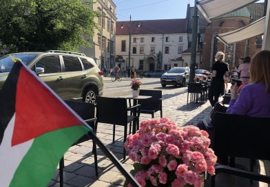 علم فلسطين وذهول شخص “اسرائيلي” مر بقربه في كراكوف البولندية: