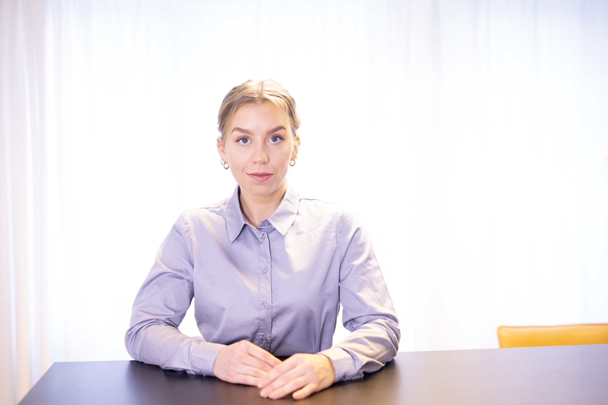 Porträttfoto av Isabelle Gunnarsson, en erfaren jurist vid vår juristbyrå i Malmö. Isabelle har specialiserat sig inom humanjuridik och har gedigen erfarenhet av att hantera komplexa ärenden som rör brottsoffer som utsatts för våldtäkt.